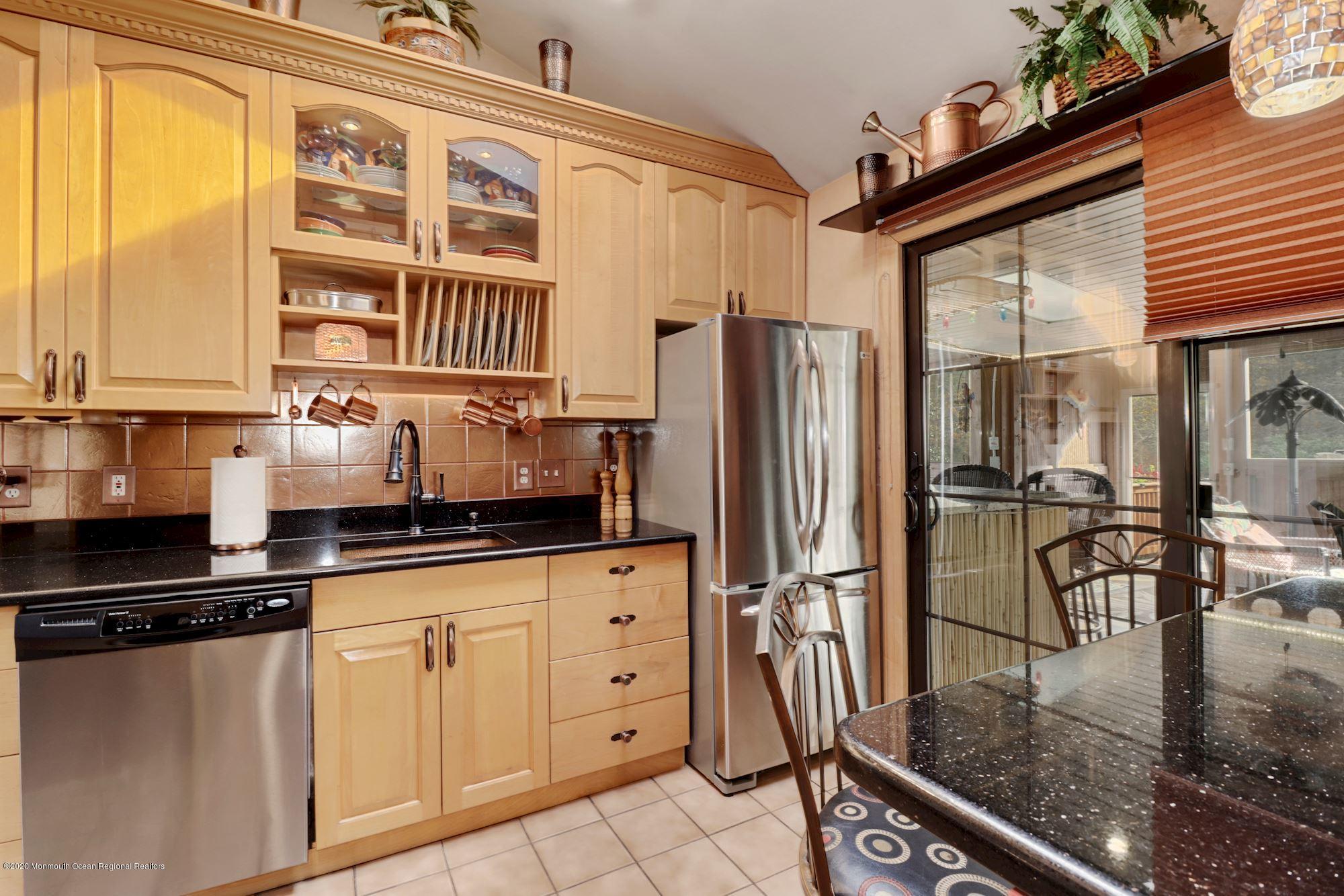 143 Darien Road Howell, NJ 07731 - Photo 5 of 23 Custom cabinets