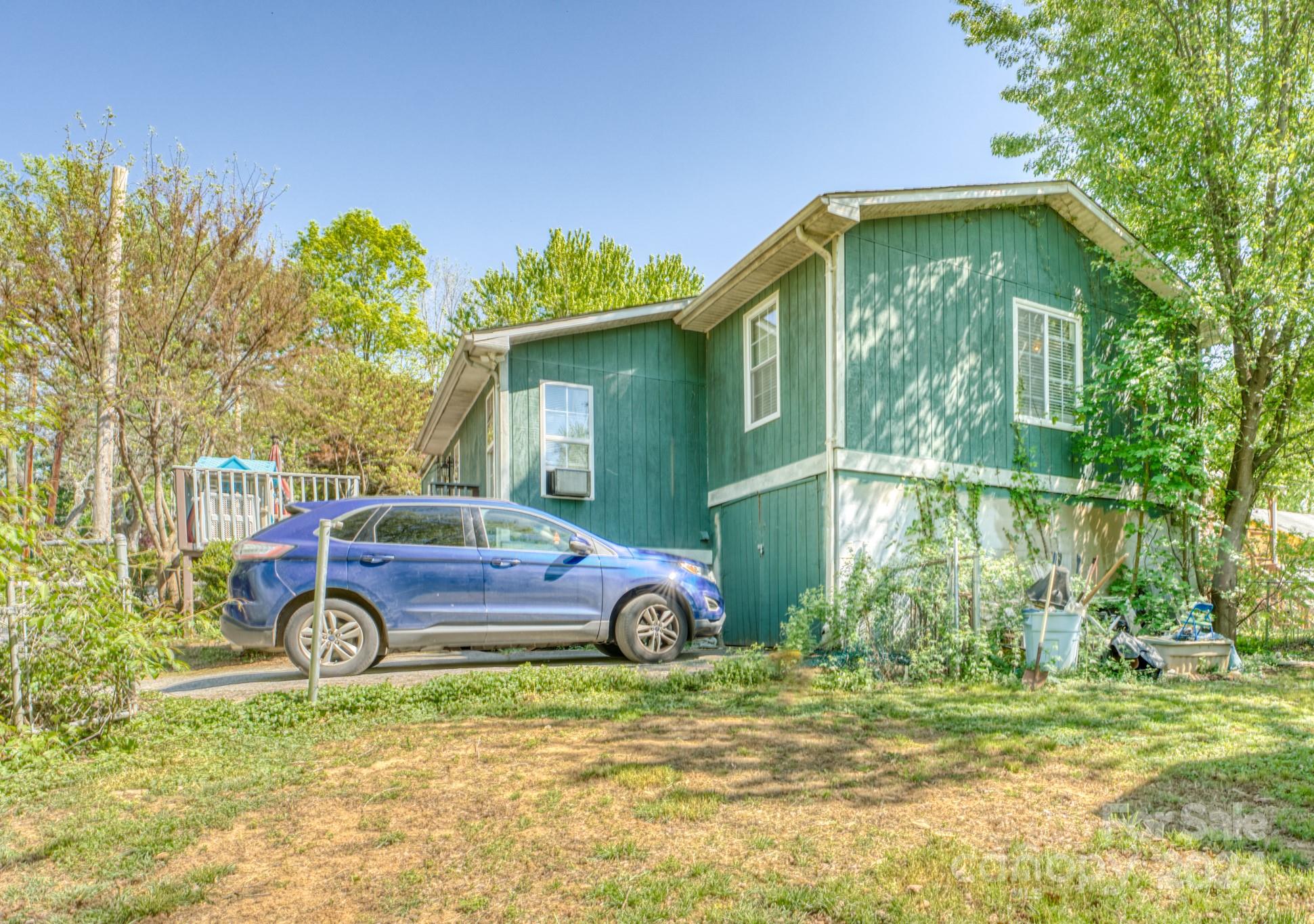 1 Westgate Road Asheville, NC 28806 - Photo 6 of 25 a backyard of a house with table and chairs