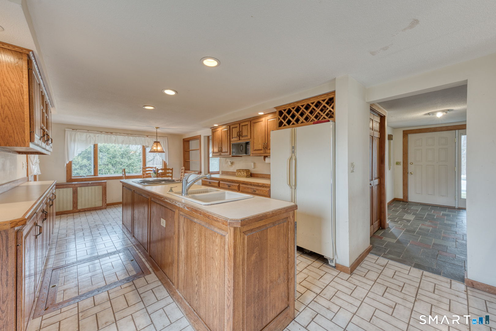 879 Neipsic Road Glastonbury, CT 06033 - Photo 11 of 40