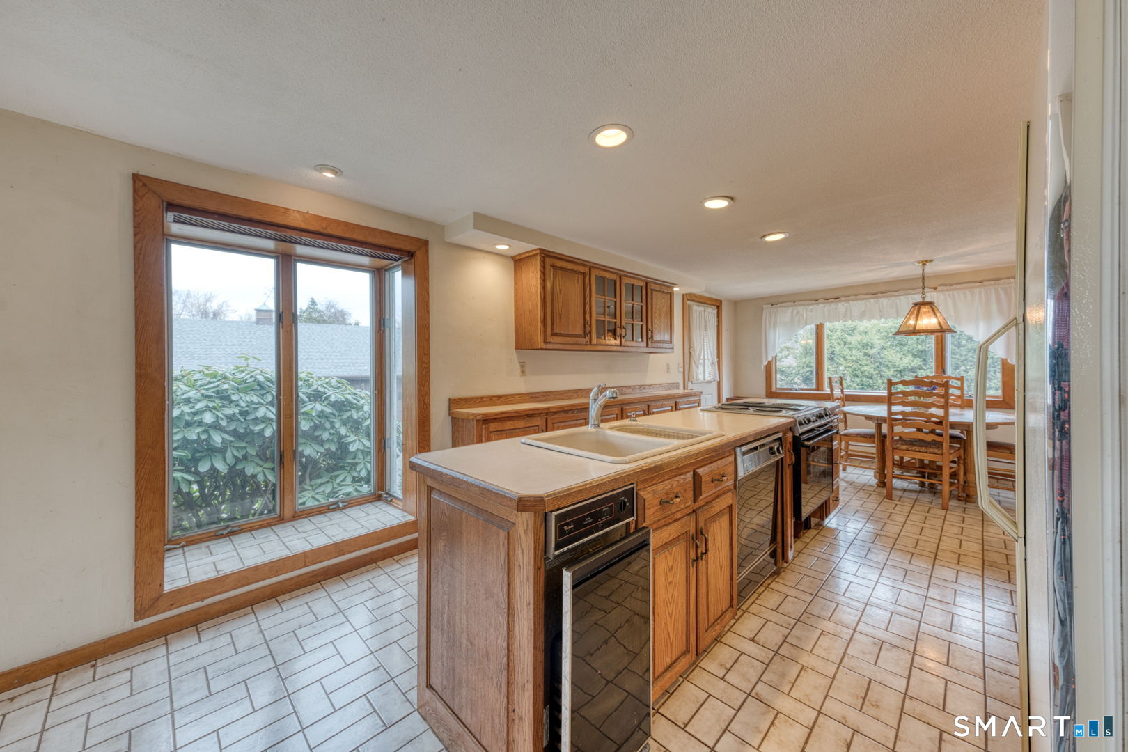 879 Neipsic Road Glastonbury, CT 06033 - Photo 12 of 40