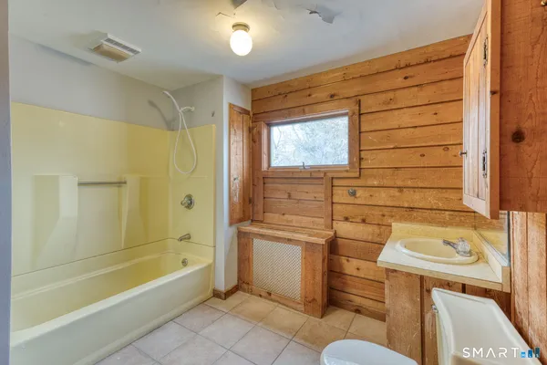 $725,000 | 879 Neipsic Road, Glastonbury, CT 06033