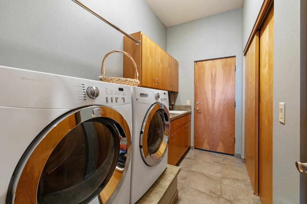 11421 Kestrel Road Klamath Falls, OR 97601 - Photo 45 of 55 Laundry