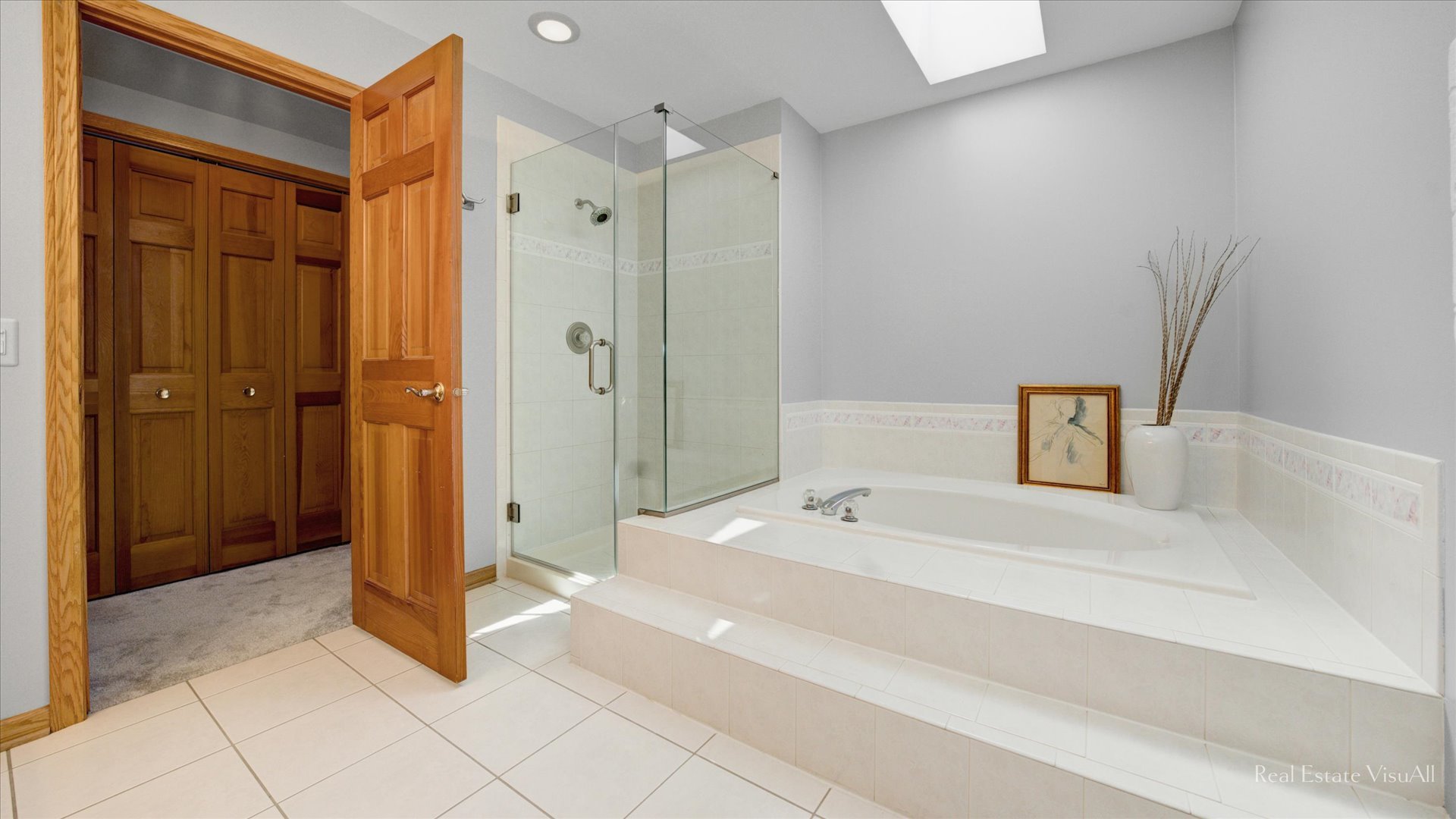 1808 Edgewood Drive Algonquin, IL 60102 - Photo 22 of 39 a spacious bathroom with a tub shower and sink