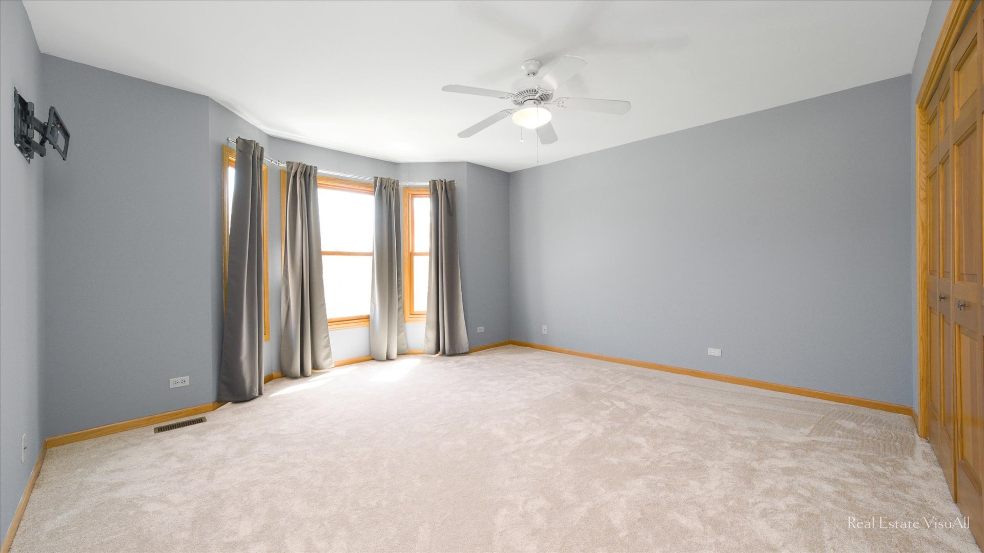 1808 Edgewood Drive Algonquin, IL 60102 - Photo 23 of 39 a view of a livingroom with a ceiling fan and window