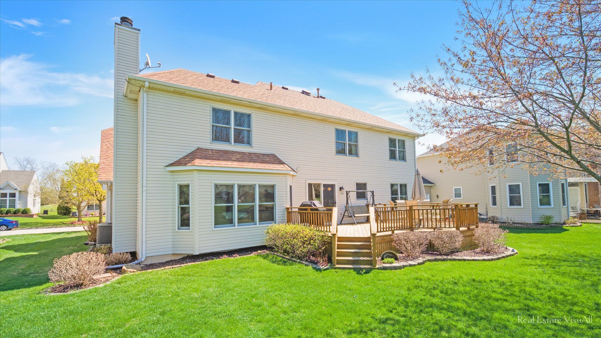 1808 Edgewood Drive Algonquin, IL 60102 - Photo 32 of 39 a front view of house with a garden