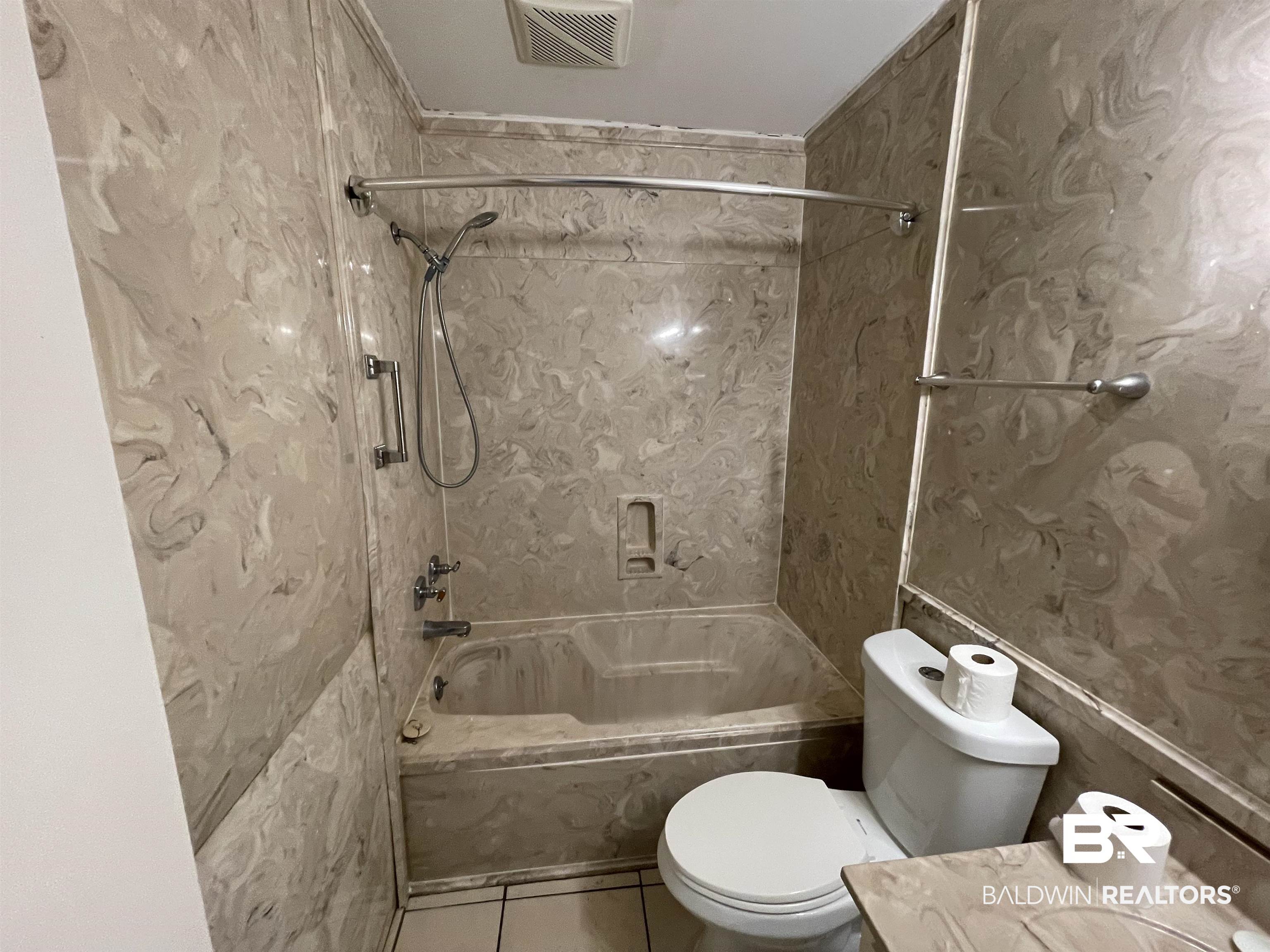402 West Myrtle Avenue Foley, AL 36535 - Photo 22 of 38 Hall/Guest Bath