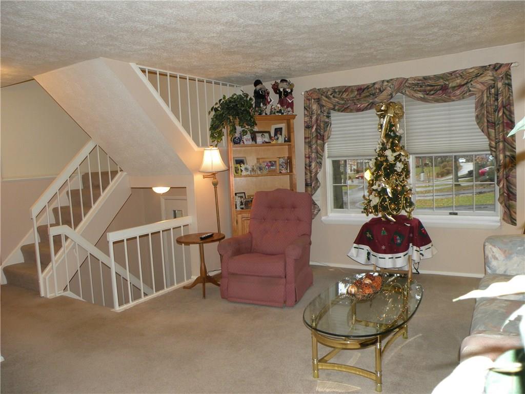 256 Quail Run Road Venetia, PA 15367 - Photo 3 of 25 Living Room 256 Quail Run Rd