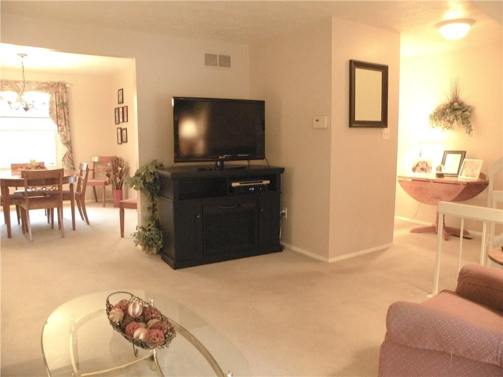 256 Quail Run Road Venetia, PA 15367 - Photo 6 of 25 Living Room 256 Quail Run Road