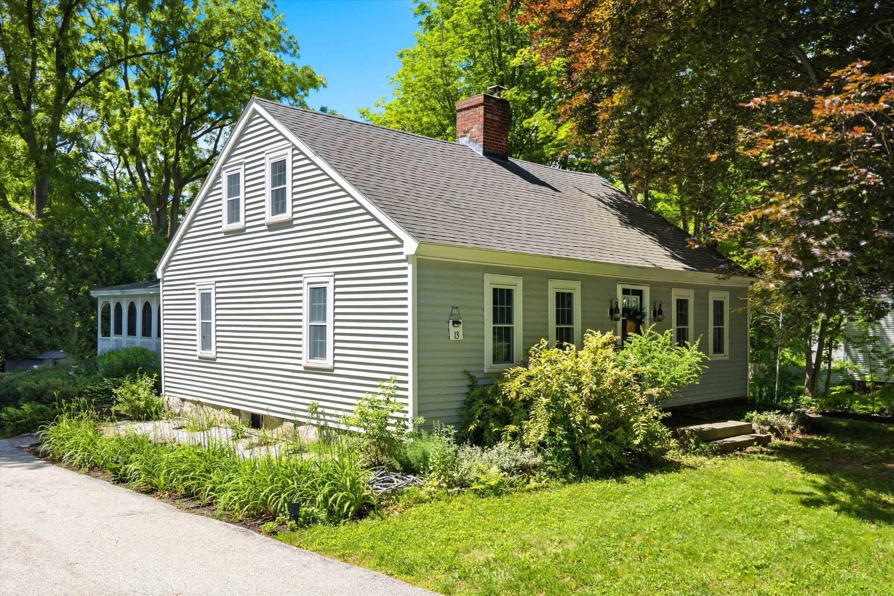 13 Nesmith Street Derry, NH 03038 - Photo 2 of 55
