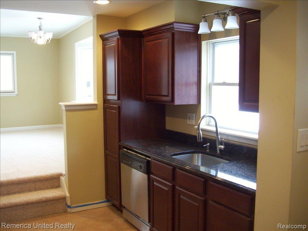 28505 Rollcrest Road Farmington, MI 48334 - Photo 2 of 12 granite counter and dishwasher