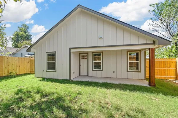 $1,525 | 413 South Willow Street, Sherman, TX 75090