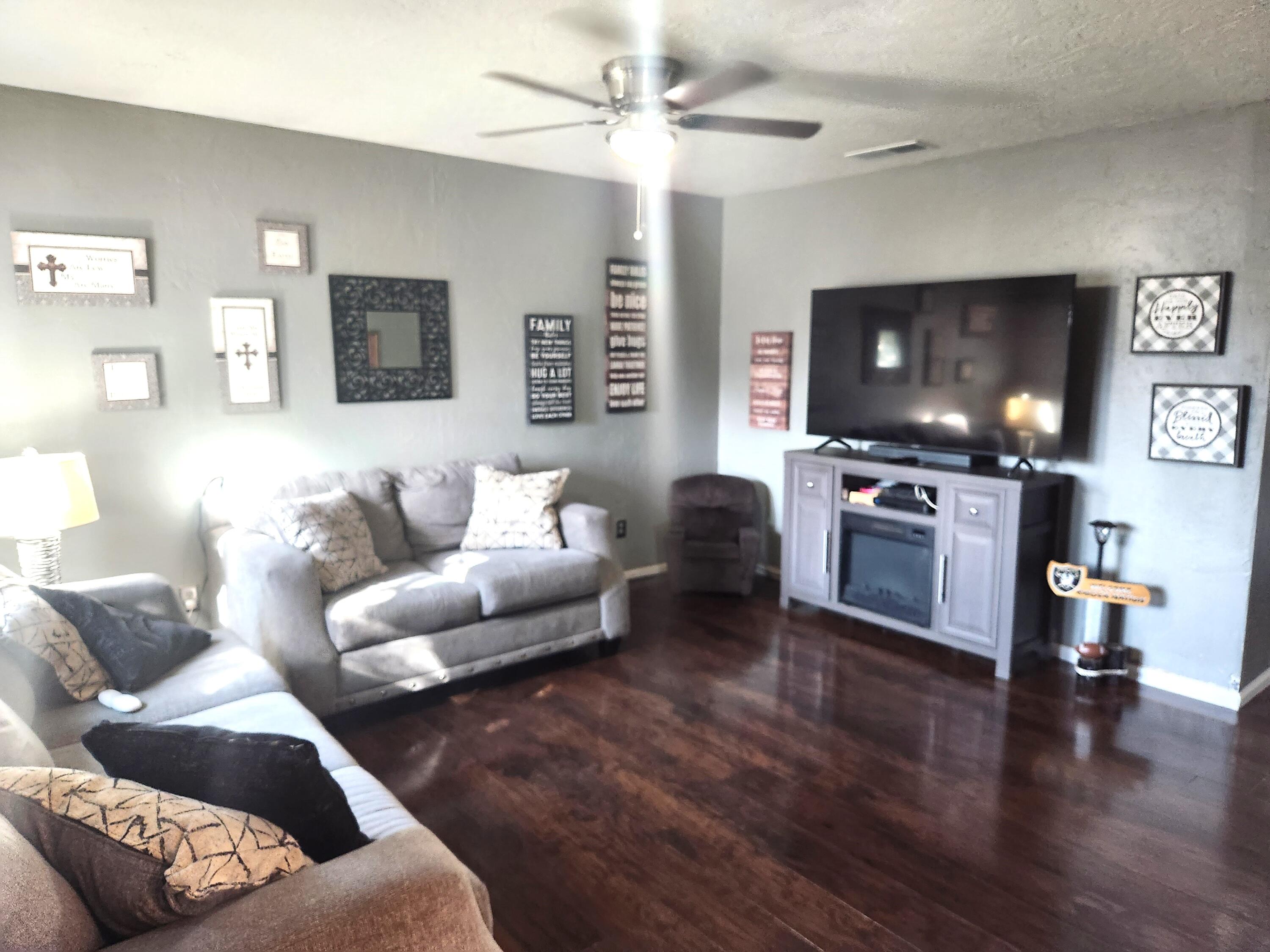 752 South R Street Tulare, CA 93274 - Photo 4 of 27 Living Room