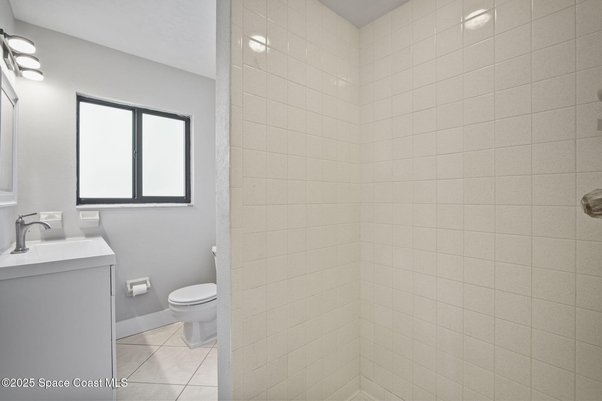 201 Cocoa Isles Boulevard, Unit 3 Cocoa Beach, FL 32931 - Photo 16 of 21 Full second bathroom