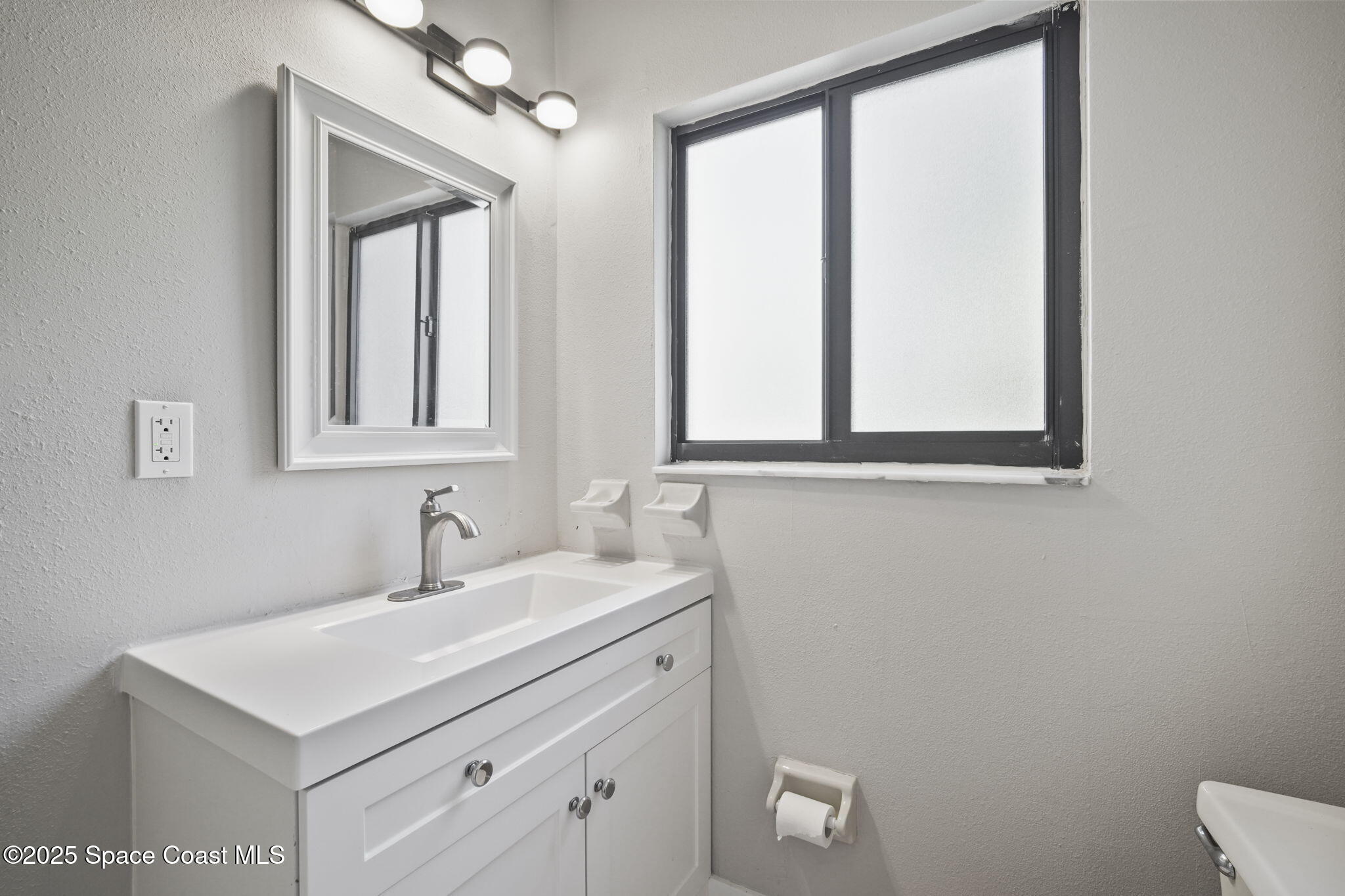 201 Cocoa Isles Boulevard, Unit 3 Cocoa Beach, FL 32931 - Photo 17 of 21 Full second bathroom