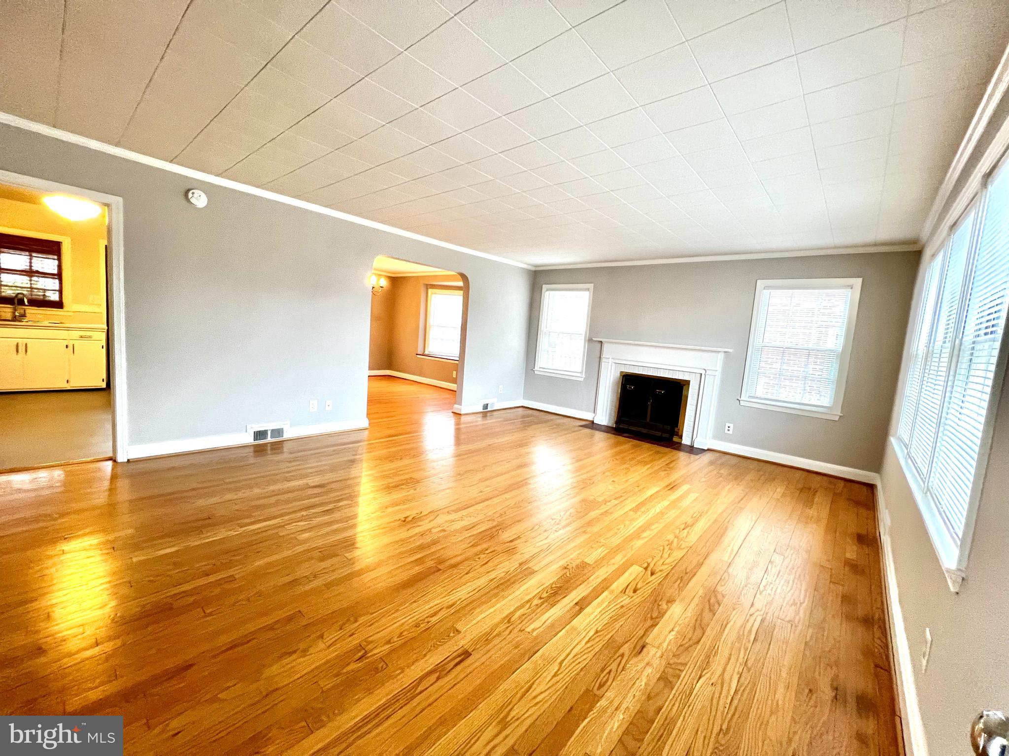 8134 Glen Gary Road Towson, MD 21286 - Photo 3 of 26 Living room