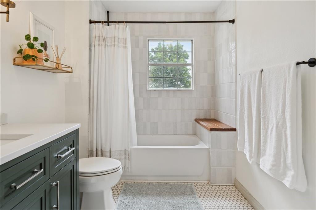 13347 Old China Spring Road China Spring, TX 76633 - Photo 21 of 38 a bathroom with a toilet a sink and bathtub