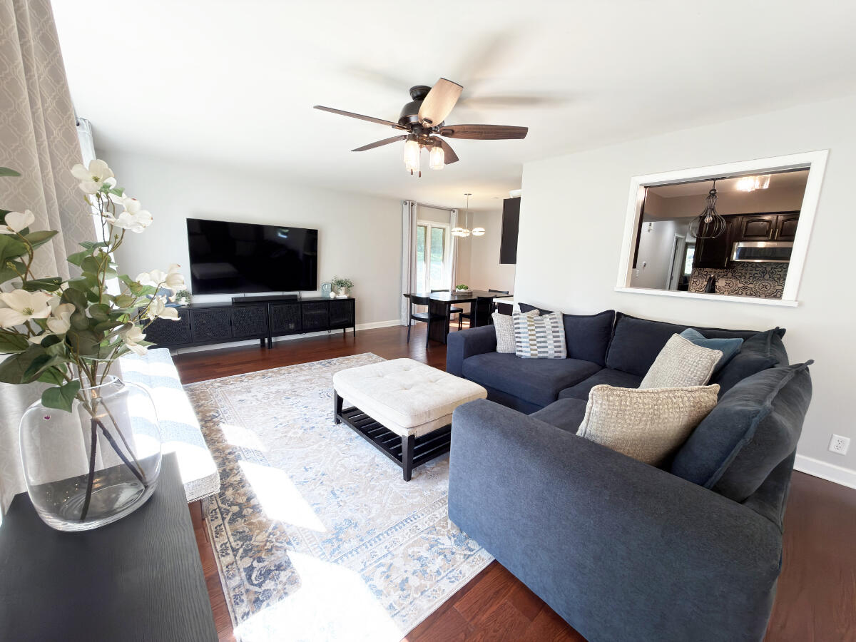 W240N4035 Swan Road Pewaukee, WI 53072 - Photo 5 of 27 Living Room