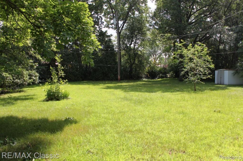 21126 Greenview Road Southfield, MI 48075 - Photo 5 of 21 IMG_3032.jpg