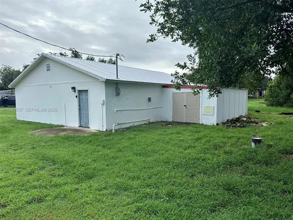 a view of a yard