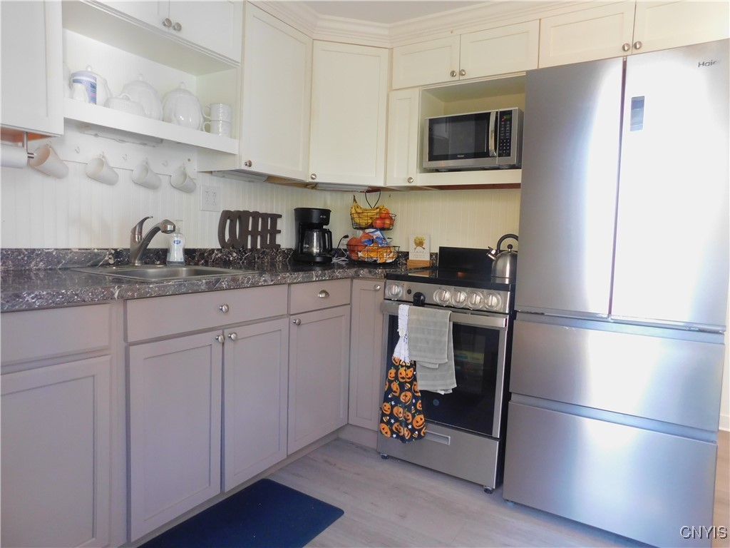 517 Coolidge Road Utica, NY 13502 - Photo 3 of 33