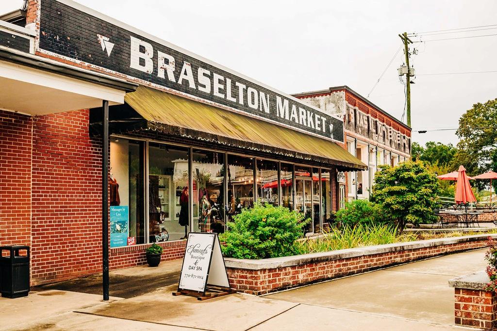 369 Scarlet Rose Way Hoschton, GA 30548 - Photo 109 of 150 a front view of a building with garden