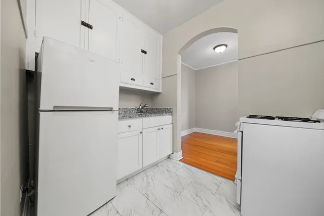 $1,025 | 1939 Grove Avenue, Unit 102, Berwyn, IL 60402