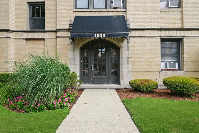 $1,025 | 1939 Grove Avenue, Unit 102, Berwyn, IL 60402