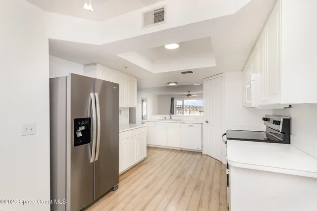 a view of empty room with front door