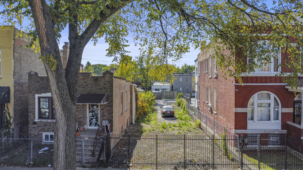 3041 West Flournoy Street Chicago, IL 60612 - Photo 2 of 6 a front view of a house with garden