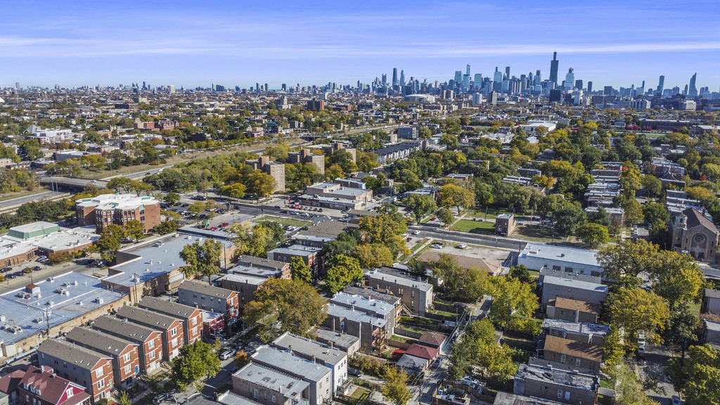 3041 West Flournoy Street Chicago, IL 60612 - Photo 4 of 6 a view of a city