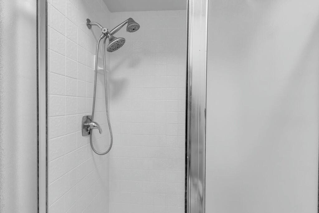 69527 Huerta Court Rancho Mirage, CA 92270 - Photo 13 of 22 a bathroom with a shower