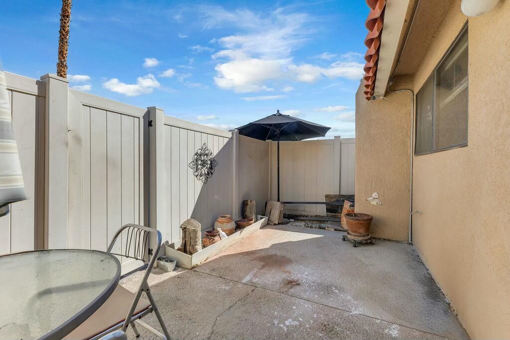 69527 Huerta Court Rancho Mirage, CA 92270 - Photo 18 of 22 a very nice looking room with a couch