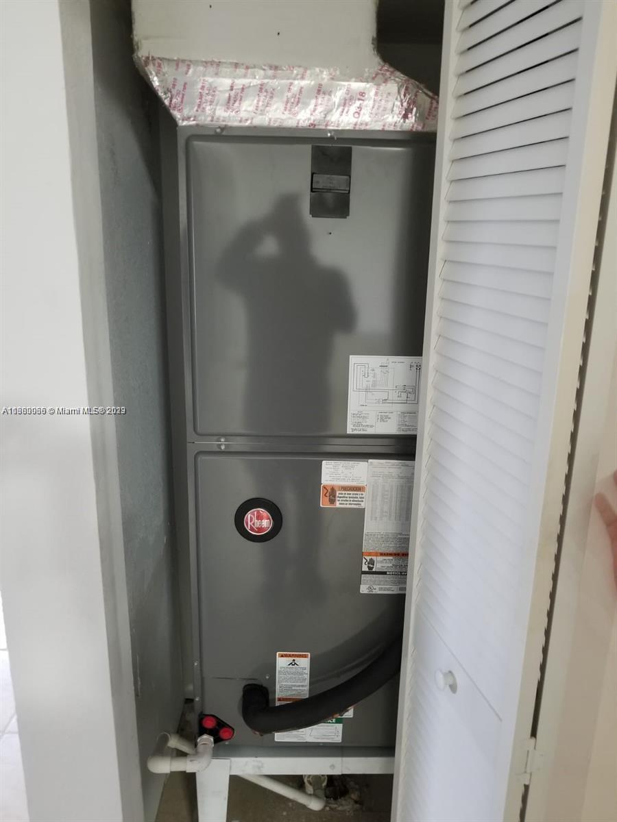 13622 Southwest 285th Terrace Homestead, FL 33033 - Photo 14 of 28 a bathroom with a mirror