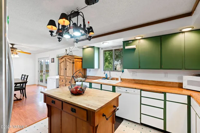 $385,000 | 1620 Selah Loop Road, Selah, WA 98942