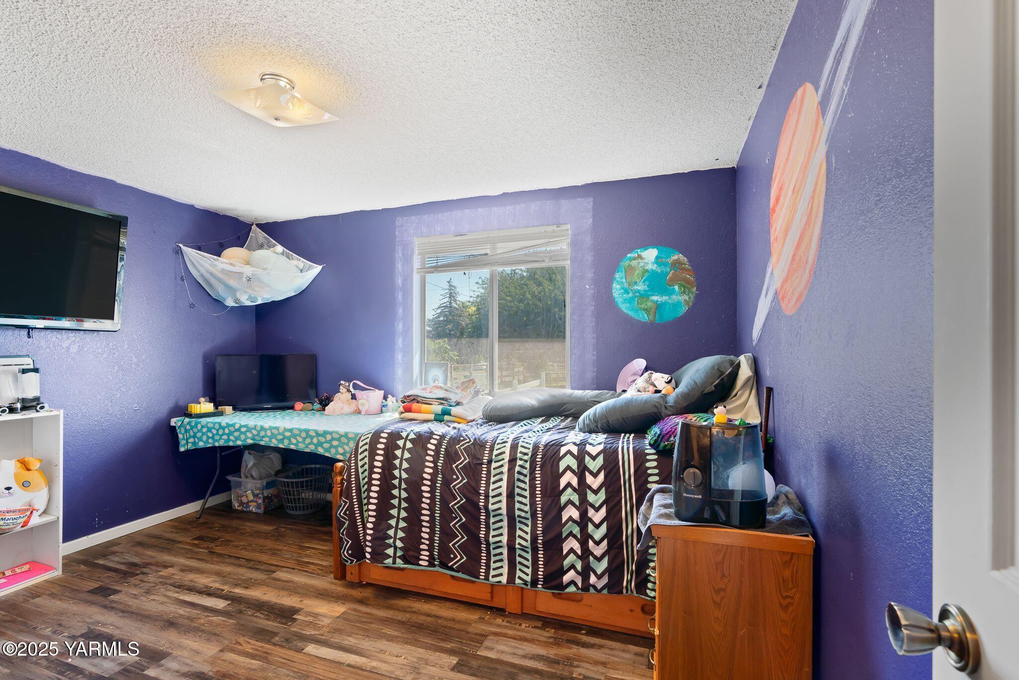 1620 Selah Loop Road Selah, WA 98942 - Photo 13 of 33 a bedroom with furniture and a flat screen tv