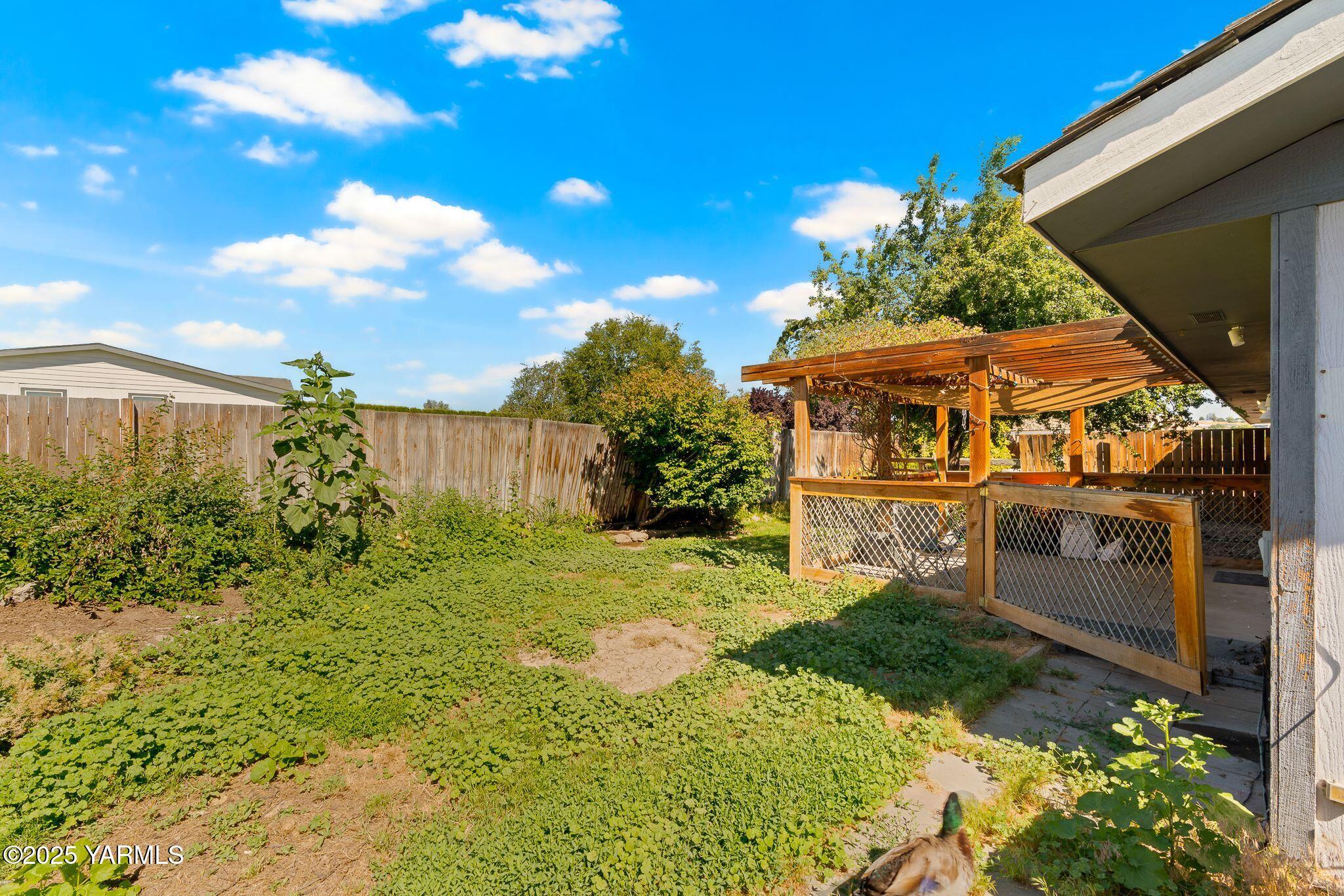 1620 Selah Loop Road Selah, WA 98942 - Photo 15 of 33 a view of a backyard with plants