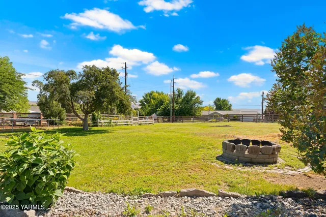 $385,000 | 1620 Selah Loop Road, Selah, WA 98942