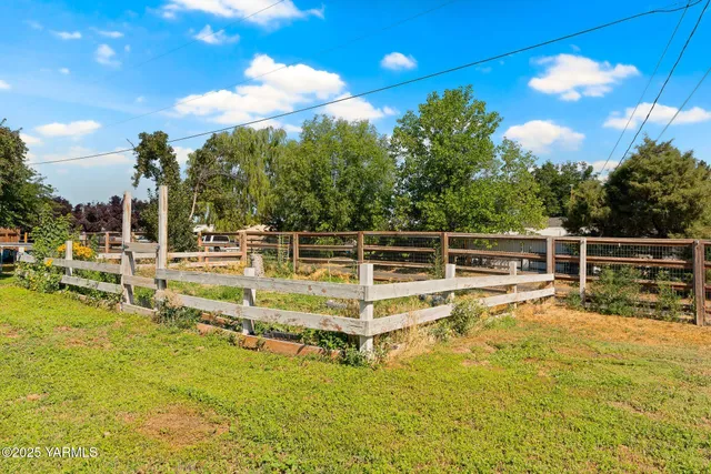 $385,000 | 1620 Selah Loop Road, Selah, WA 98942