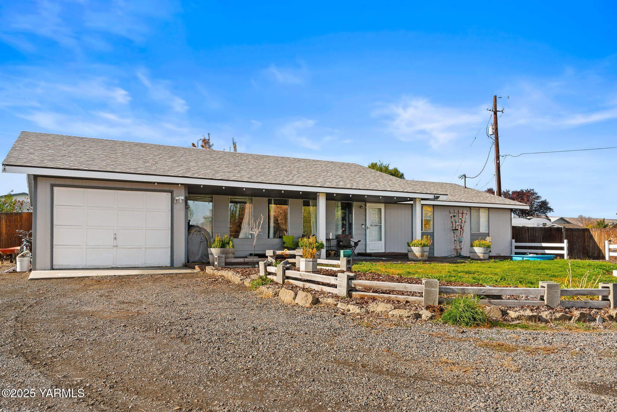 1620 Selah Loop Road Selah, WA 98942 - Photo 2 of 33 a front view of a house with garden