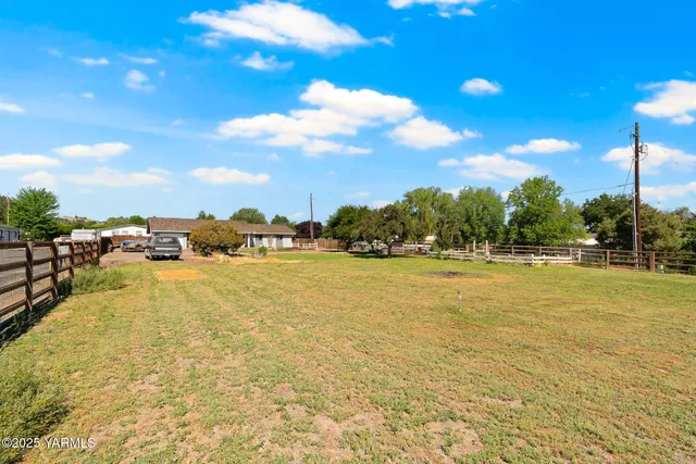 $385,000 | 1620 Selah Loop Road, Selah, WA 98942