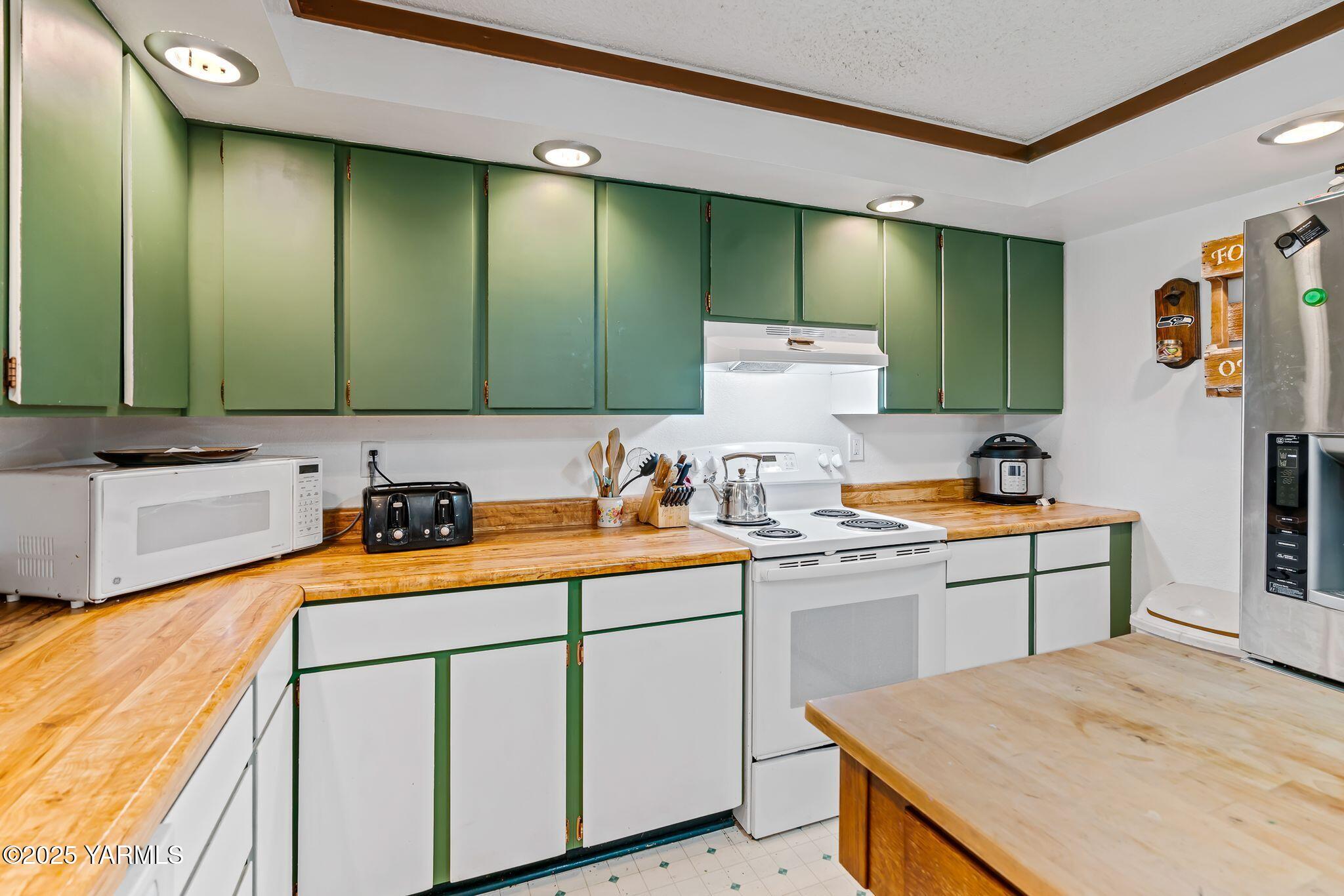 1620 Selah Loop Road Selah, WA 98942 - Photo 24 of 33 a kitchen with a sink stove and cabinets