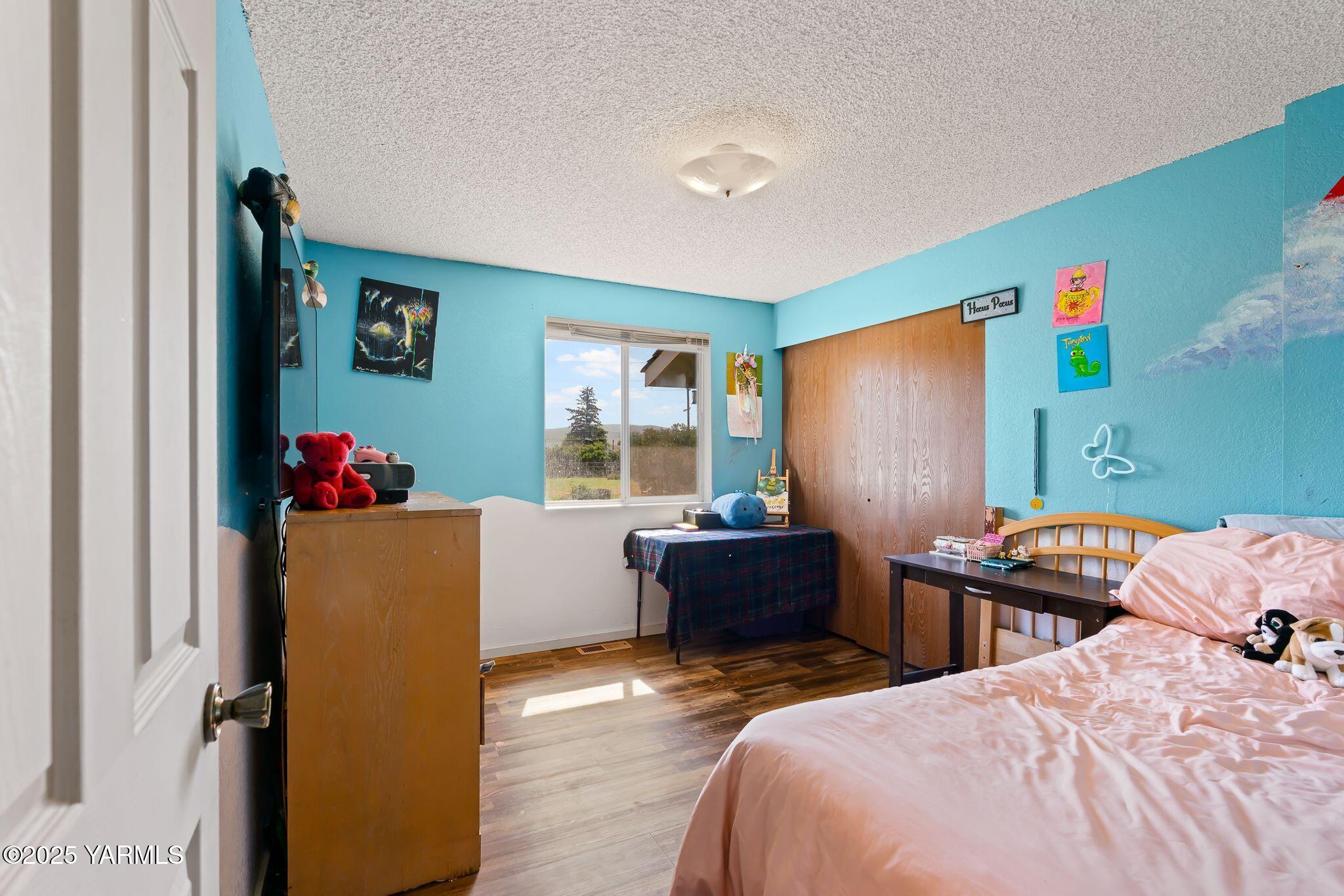 1620 Selah Loop Road Selah, WA 98942 - Photo 28 of 33 a bedroom with a bed and a window