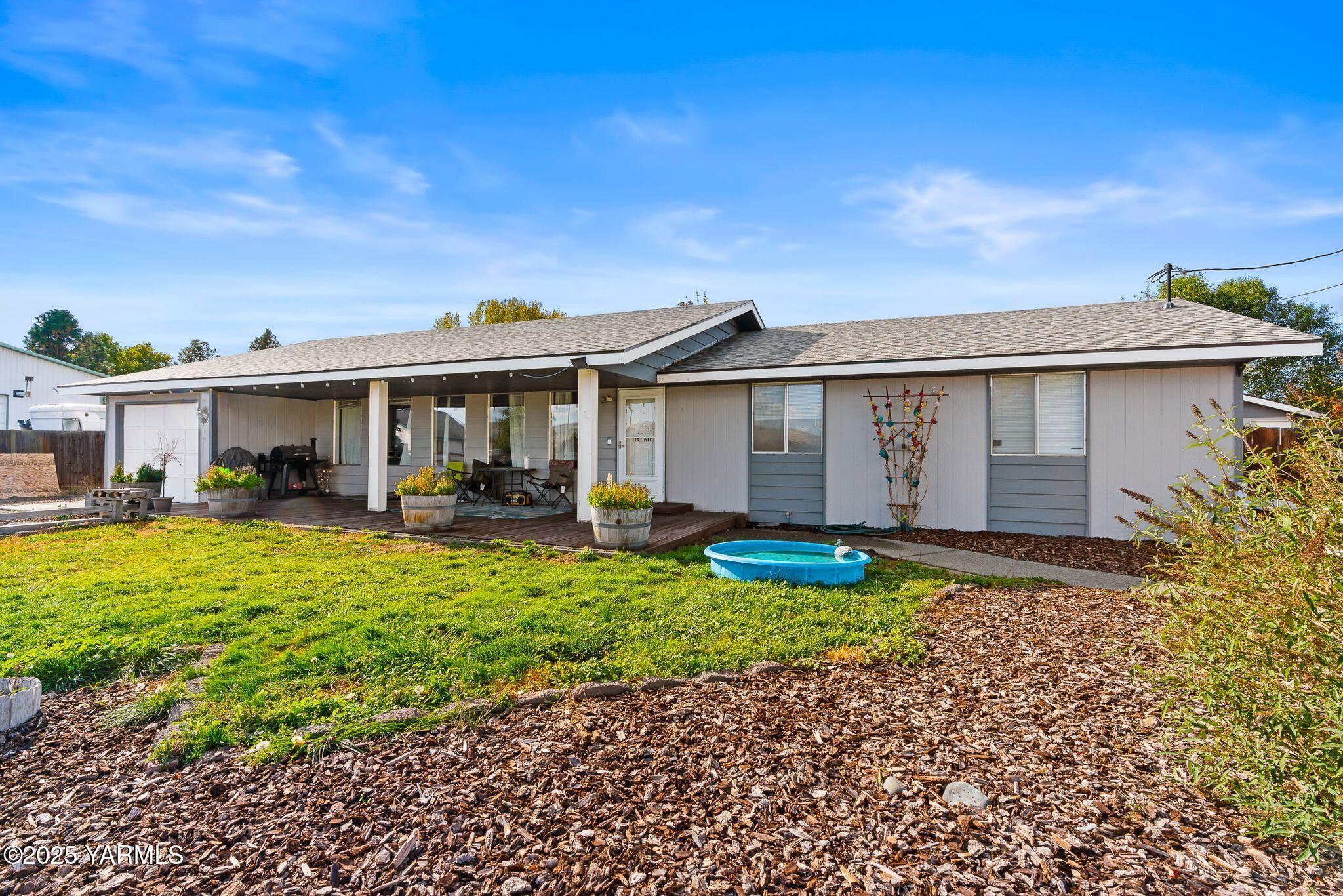 1620 Selah Loop Road Selah, WA 98942 - Photo 3 of 33 a front view of a house with garden