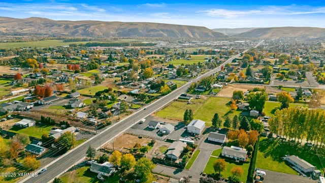 $385,000 | 1620 Selah Loop Road, Selah, WA 98942