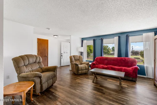 $385,000 | 1620 Selah Loop Road, Selah, WA 98942