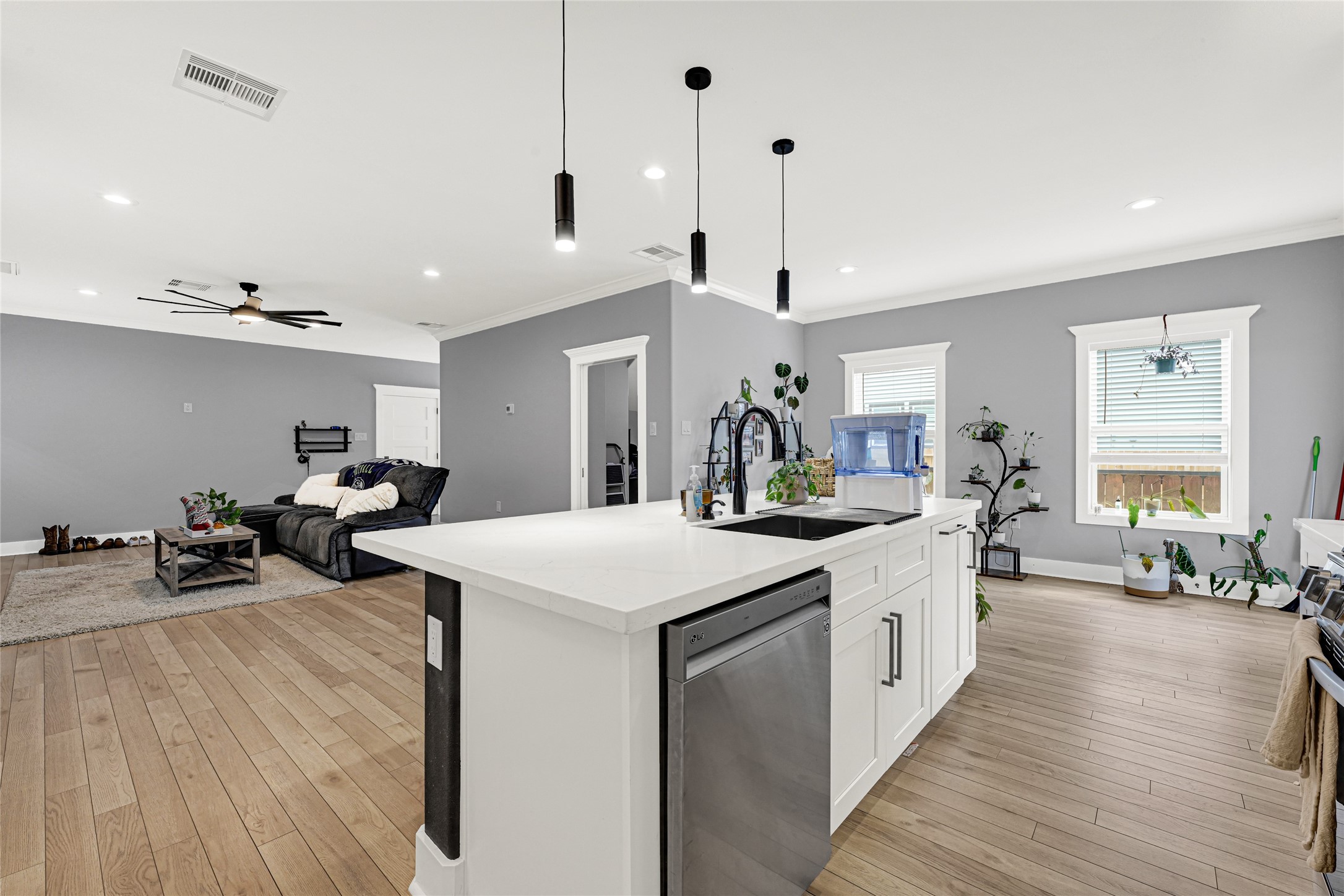 3513 Omega Street Houston, TX 77022 - Photo 9 of 32