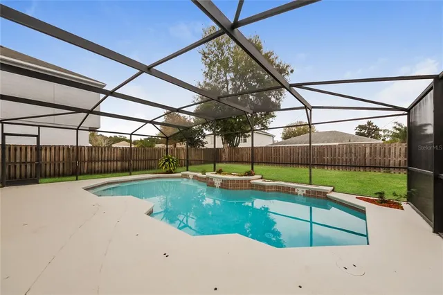 a view of a backyard