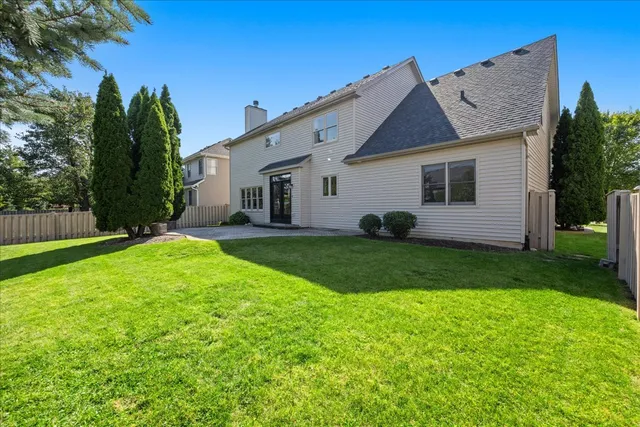 a view of a house with backyard and garden