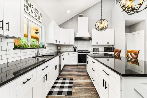 $1,100,000 | 7196 South County Road 458, Normangee, TX 77871