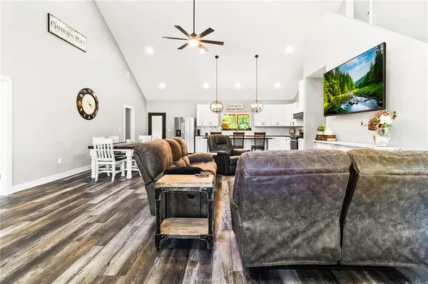 $1,100,000 | 7196 South County Road 458, Normangee, TX 77871